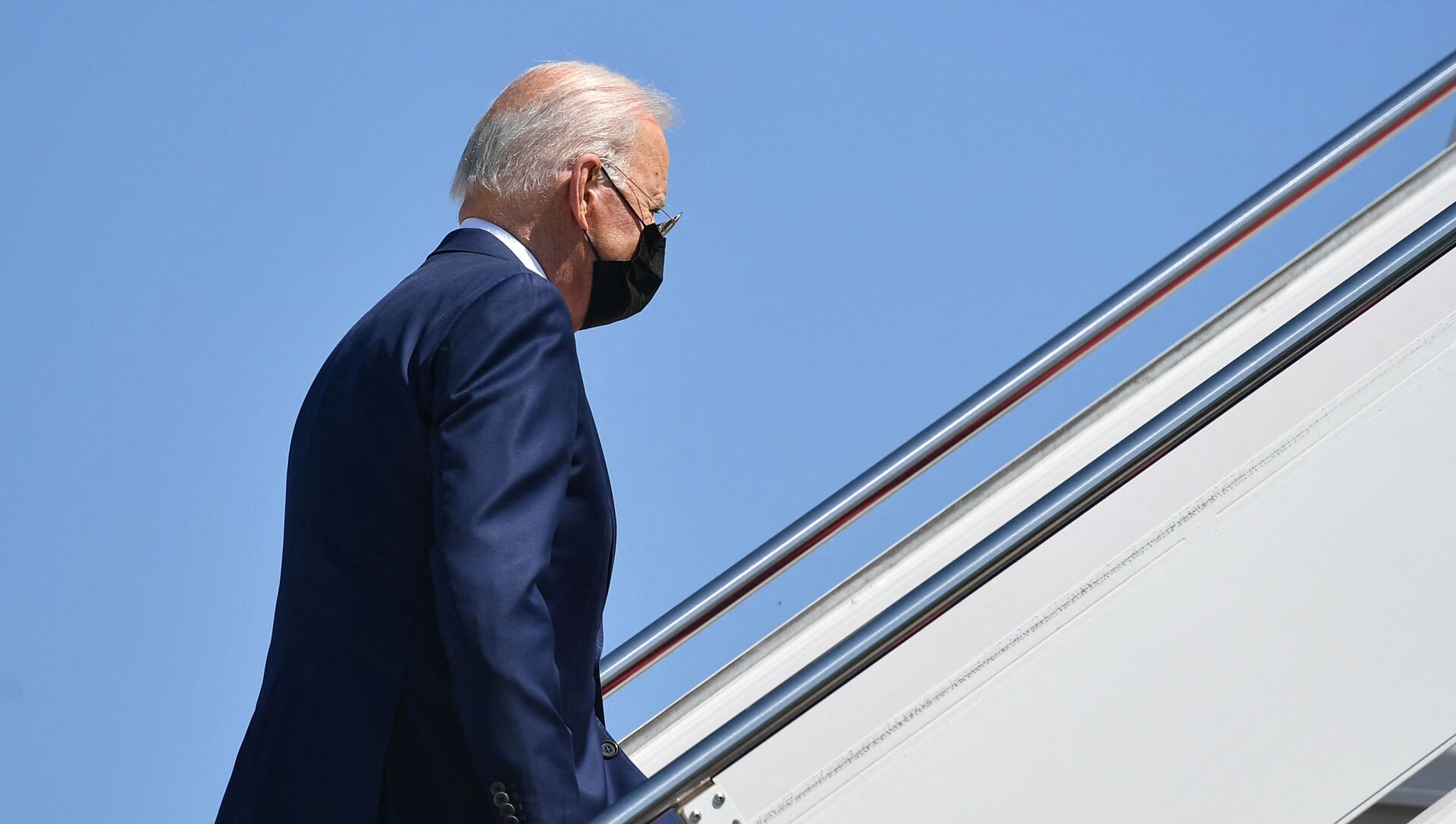 US President Joe Biden makes his way to board Air Force One before departing from Andrews Air Force Base, Maryland on September 3, 2021 - Sputnik International, 1920, 04.09.2021