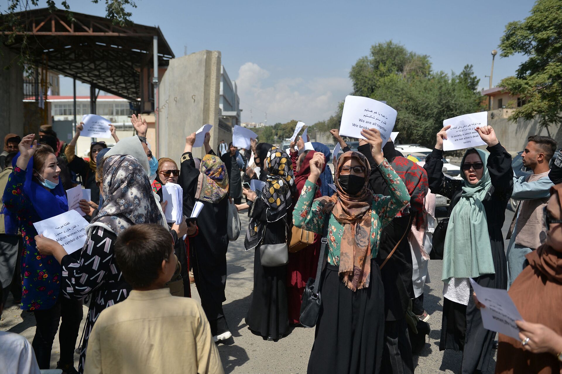 Afghan women take part in a protest march for their rights under the Taliban rule in the downtown area of Kabul on September 3, 2021.  - Sputnik International, 1920, 10.09.2021