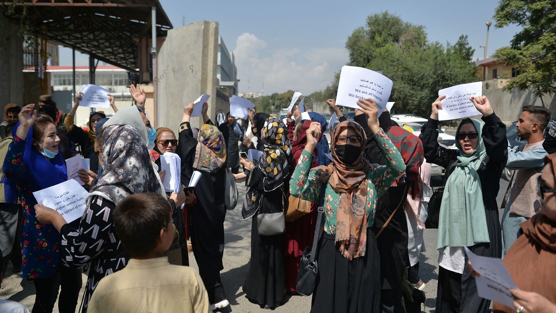 Afghan women take part in a protest march for their rights under the Taliban rule in the downtown area of Kabul on September 3, 2021.  - Sputnik International, 1920, 16.01.2022