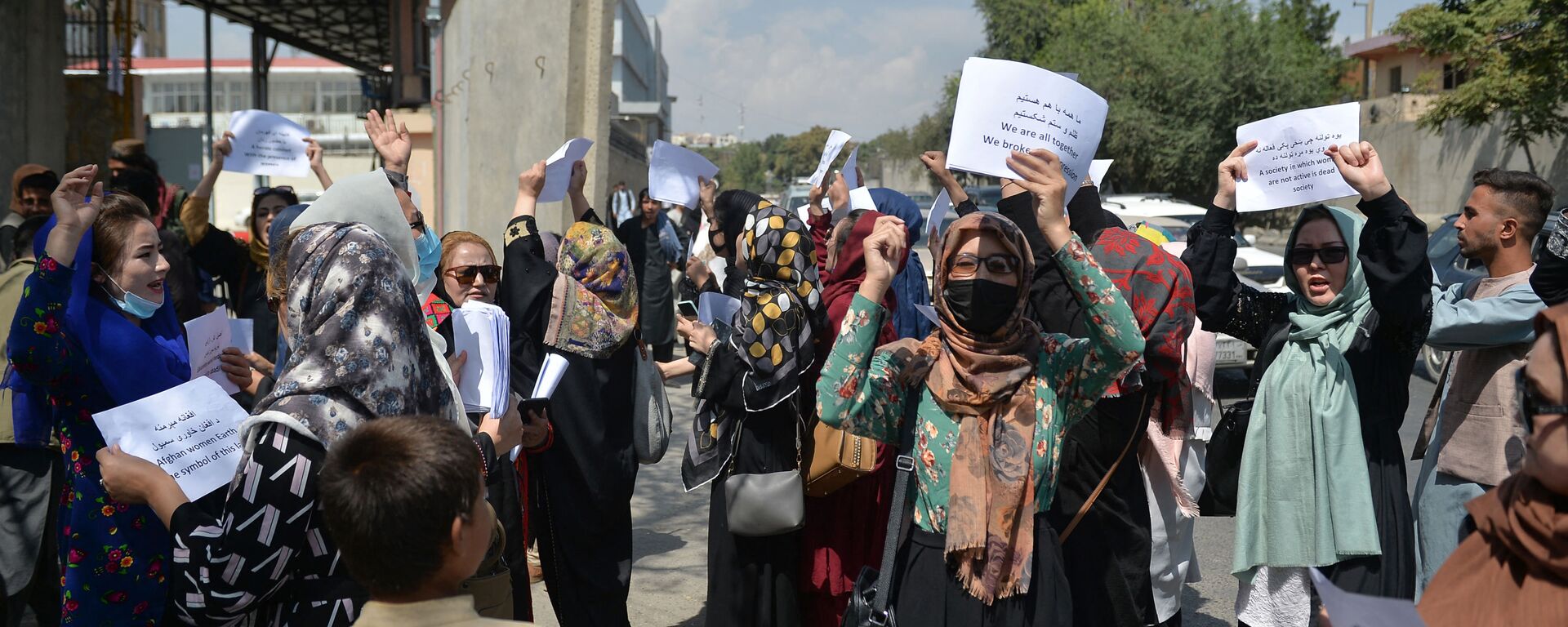 Afghan women take part in a protest march for their rights under the Taliban rule in the downtown area of Kabul on September 3, 2021.  - Sputnik International, 1920, 04.09.2021
