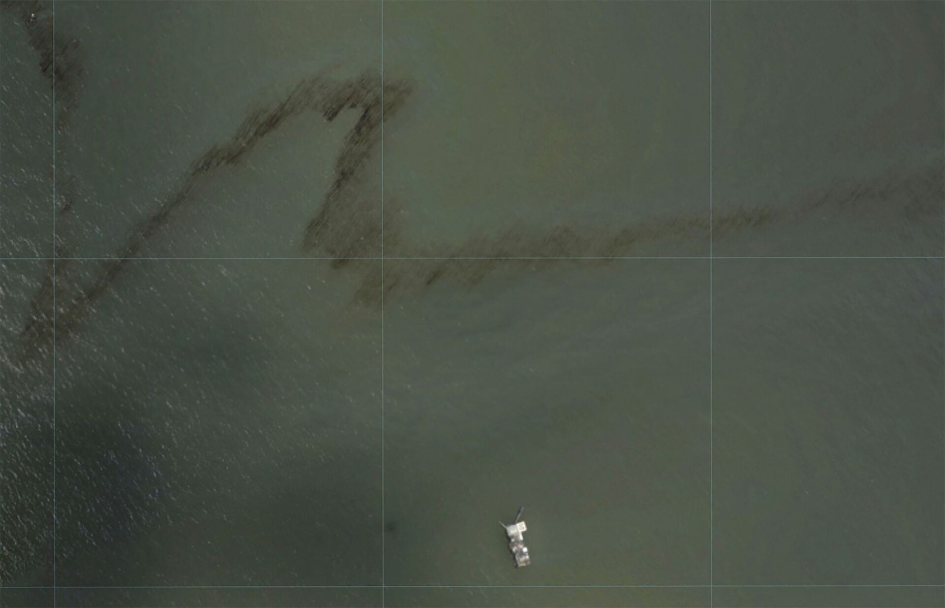 A dark trail appears on the waters of the Gulf of Mexico near an oil industry platform, following the passing of Hurricane Ida in an NOAA surveillance photograph taken south of Port Fouchon, Louisiana, U.S. August 31, 2021. - Sputnik International, 1920, 07.09.2021