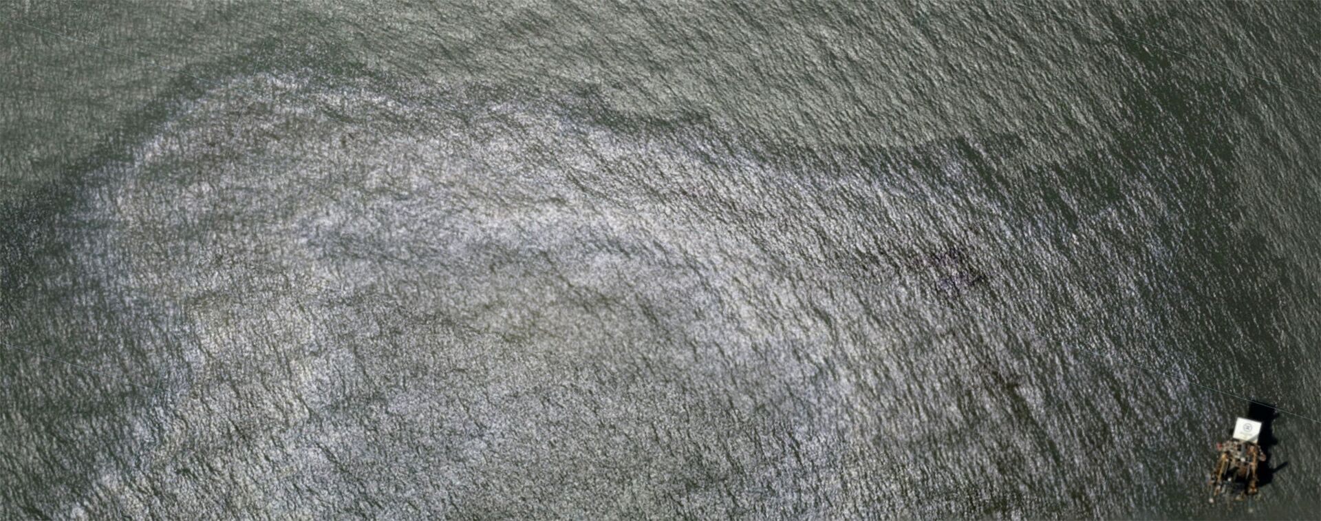 A sheen appears on the waters of the Gulf of Mexico near an oil industry platform, following the passing of Hurricane Ida in an NOAA surveillance photograph taken south of Port Fouchon, Louisiana, U.S. August 31, 2021. - Sputnik International, 1920, 07.09.2021