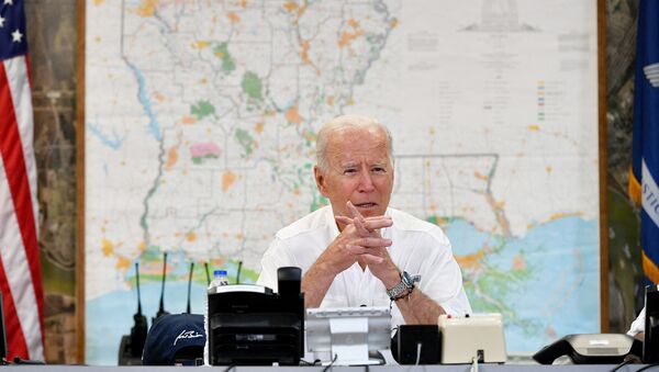 US President Joe Biden takes part in a briefing with local leaders on the impact of Hurricane Ida at the  St. John Parish's Emergency Operations Center in LaPlace, Louisiana on September 3, 2021 - Sputnik International