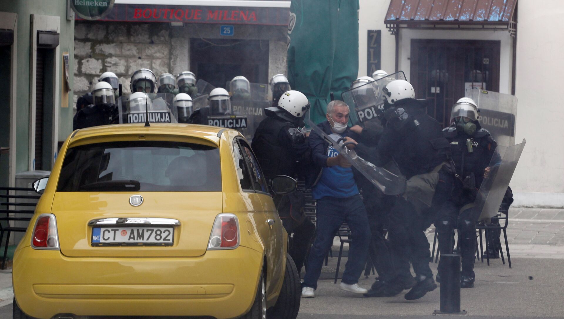 Police officers detain a man during a protest against the enthronement of Bishop Joanikije in Cetinje, Montenegro - Sputnik International, 1920, 05.09.2021