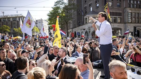 Leader of the Forum for Democracy (FVD) Dutch party Thierry Baudet addresses protesters at Dam Square in Amsterdam, The Netherlands, during the Together for the Netherlands demonstration, protest against the freedom-restricting corona measures and medical apartheid, on September 5, 2021.  - Sputnik International