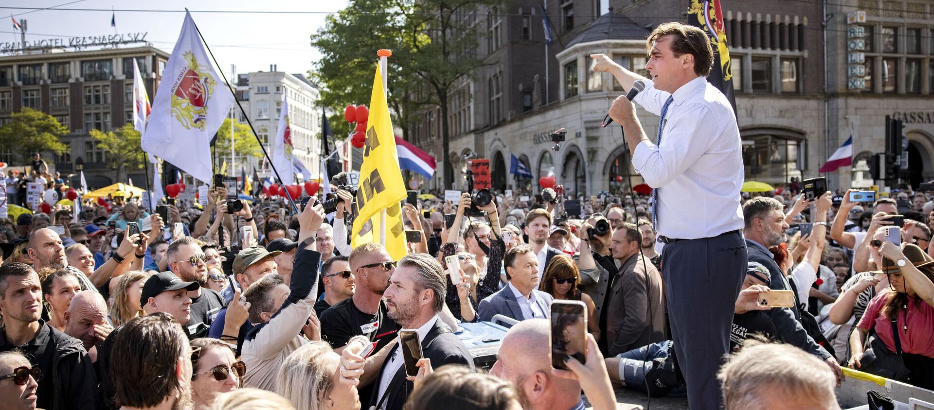 Leader of the Forum for Democracy (FVD) Dutch party Thierry Baudet addresses protesters at Dam Square in Amsterdam, The Netherlands, during the Together for the Netherlands demonstration, protest against the freedom-restricting corona measures and medical apartheid, on September 5, 2021.  - Sputnik International, 1920