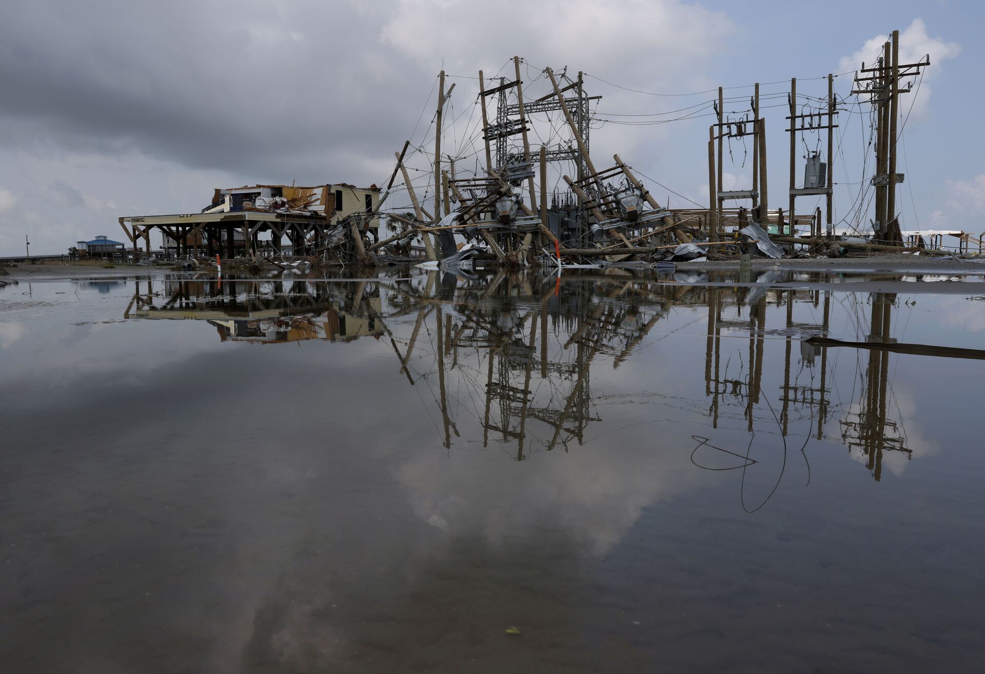 Damaged power lines and homes can be seen days after hurricane Ida ripped through Grand Isle, Louisiana, U.S., September 2, 2021. - Sputnik International, 1920, 07.09.2021