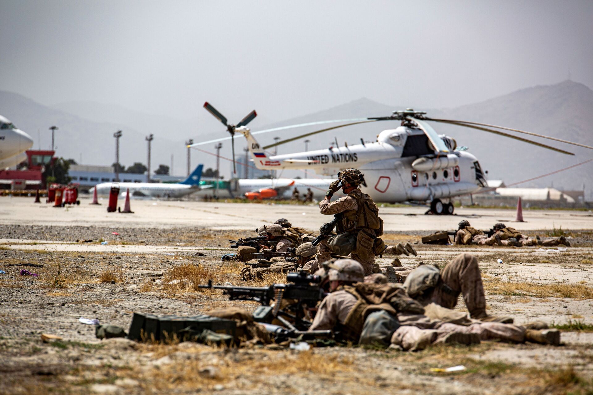 US Marines keep watch during an evacuation at Hamid Karzai International Airport, Kabul, Afghanistan, August 18, 2021 - Sputnik International, 1920, 23.12.2021