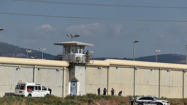 Israeli security personnel stand together during searches outside Gilboa prison after six Palestinian militants broke out of it in north Israel September 6, 2021 - Sputnik International