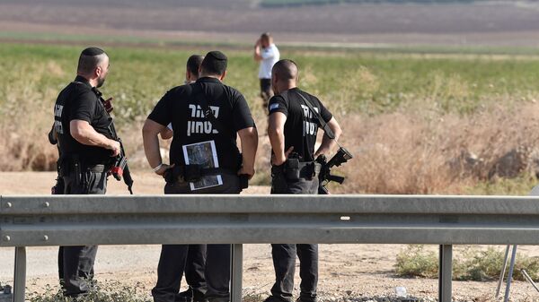 Israeli security personnel stand together during searches outside Gilboa prison after six Palestinian militants broke out of it in north Israel September 6, 2021 - Sputnik International