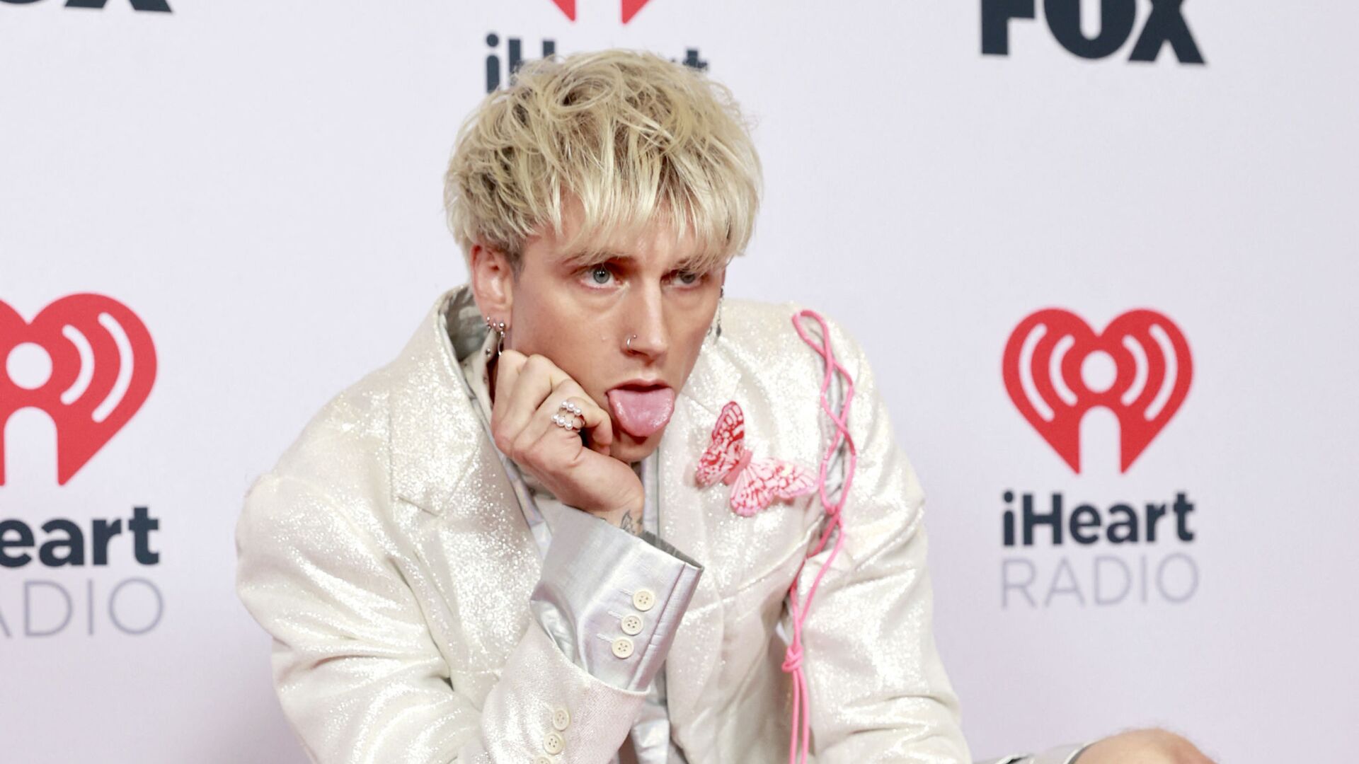 Machine Gun Kelly, winner of the Alternative Rock Album of the Year award for 'Tickets To My Downfall,' attends the 2021 iHeartRadio Music Awards at The Dolby Theatre in Los Angeles, California, US on 27 May 2021. - Sputnik International, 1920, 06.09.2021