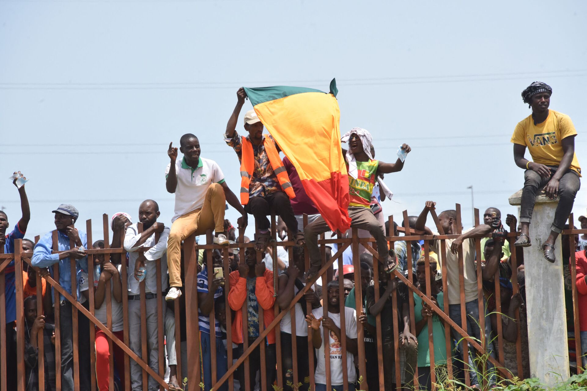 People hold up the Guinea national flag during celebrations as the Guinean Special Forces arrive at the Palace of the People in Conakry on September 6, 2021, ahead of a meeting with the Ministers of the Ex-President of Guinea, Alpha Conde.  - Sputnik International, 1920, 08.09.2021