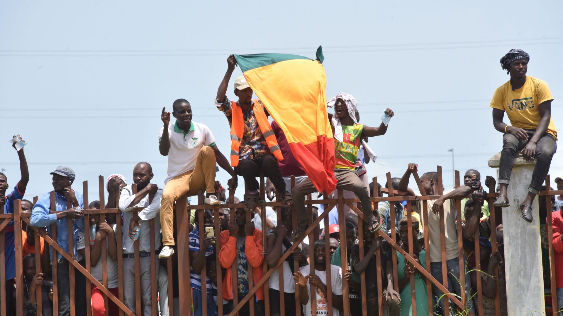People hold up the Guinea national flag during celebrations as the Guinean Special Forces arrive at the Palace of the People in Conakry on September 6, 2021, ahead of a meeting with the Ministers of the Ex-President of Guinea, Alpha Conde.  - Sputnik International, 1920, 06.09.2021