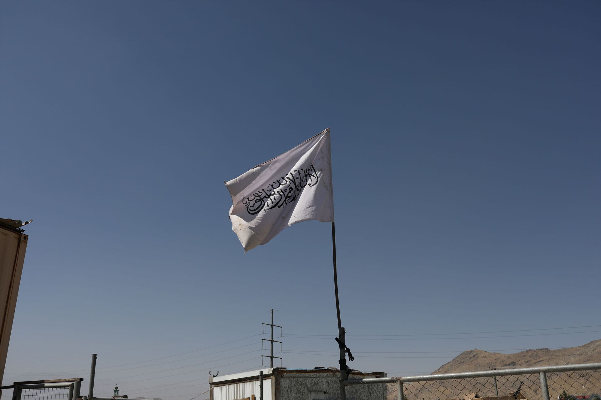 The flag of the Islamic Emirate of Afghanistan (Taliban) is raised at the military airfield in Kabul, Afghanistan, September 5, 2021. - Sputnik International, 1920, 14.09.2021