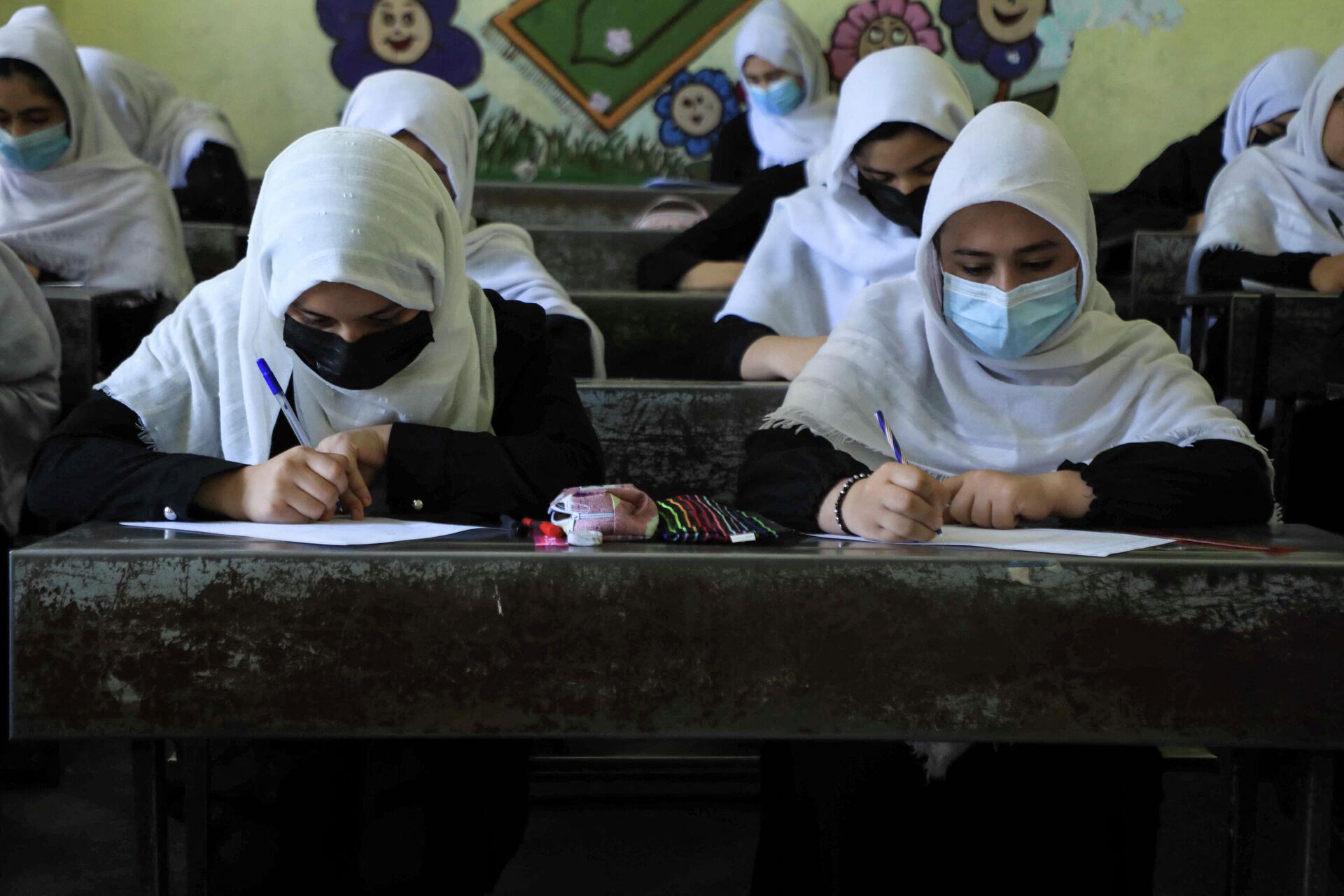 Schoolgirls attend class in Herat on August 17, 2021, following the Taliban stunning takeover of the country.  - Sputnik International, 1920, 07.09.2021