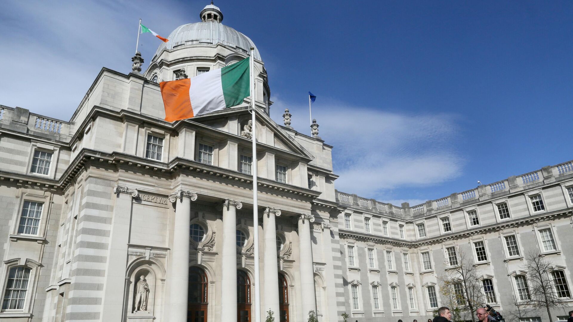 An Irish national flag flies outside the Government Buildings in Dublin, Ireland on October 9, 2018. (Photo by Paul FAITH / AFP) - Sputnik International, 1920, 07.09.2021
