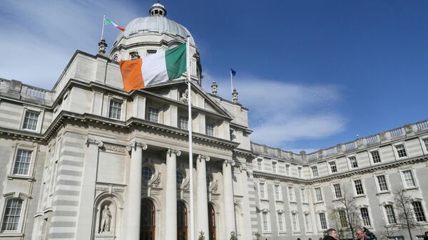 An Irish national flag flies outside the Government Buildings in Dublin, Ireland on October 9, 2018. (Photo by Paul FAITH / AFP) - Sputnik International