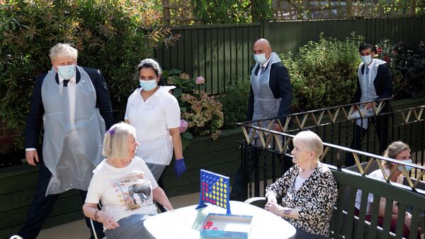 Britain's PM, Health Minister and Chancellor of the Exchequer visit Westport Care Home in London - Sputnik International