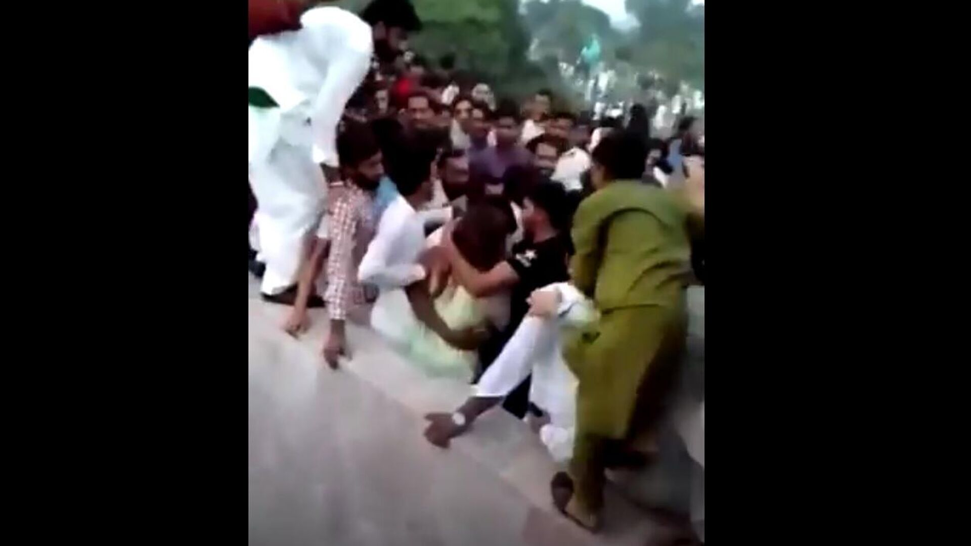 Mob molested Pakistani Youtuber during celebration of the 75th anniversaty of Pakistan's Independence Day  - Sputnik International, 1920, 07.09.2021