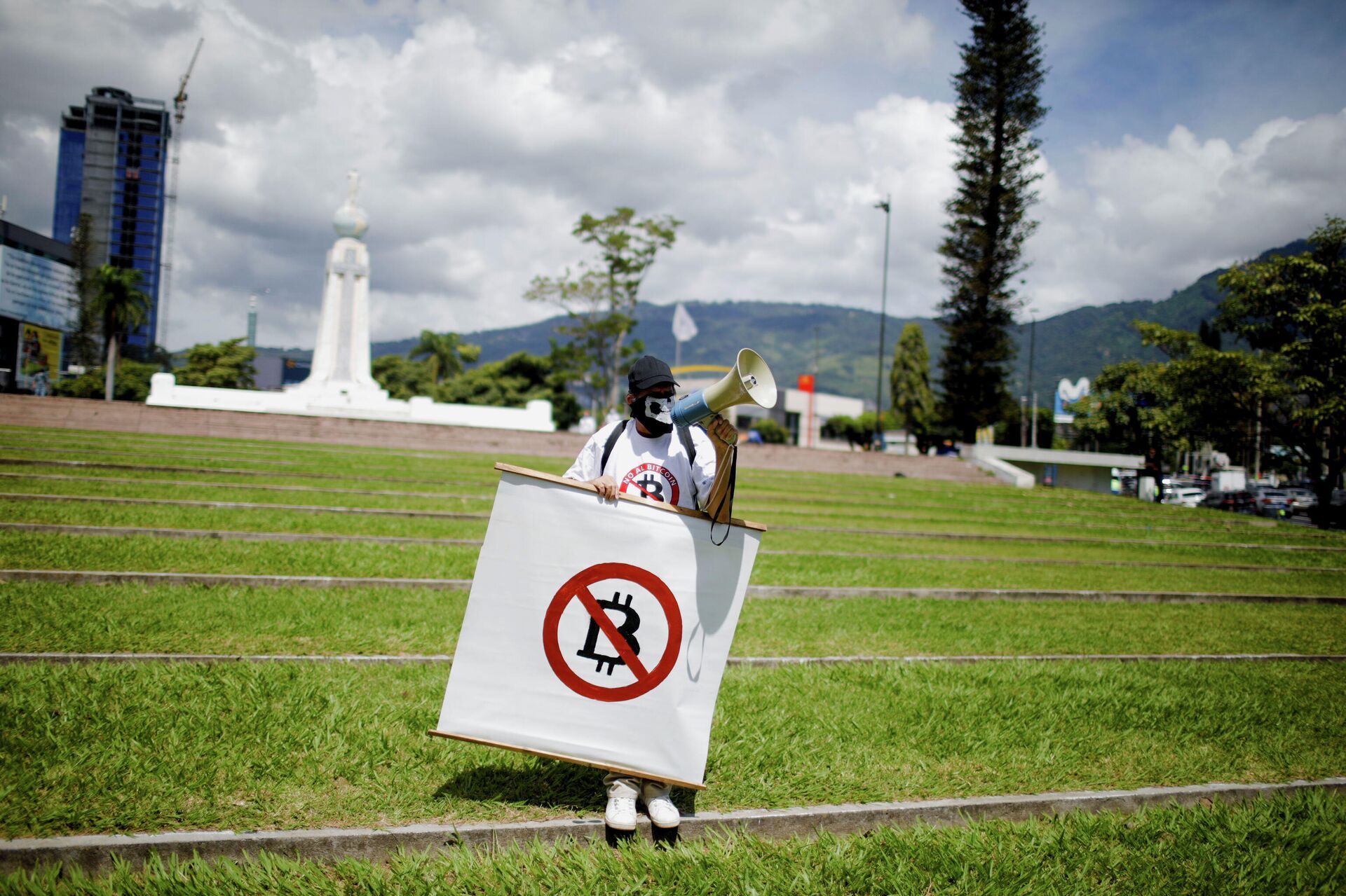 A man takes part in a protest against the use of Bitcoin as legal tender, in San Salvador, El Salvador, September 7, 2021. - Sputnik International, 1920, 09.09.2021