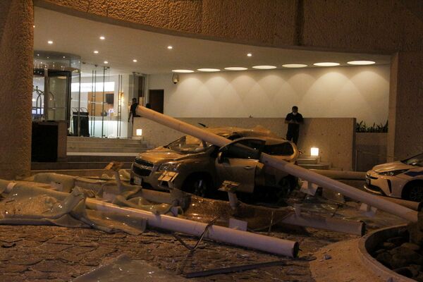 A car damaged during the quake is pictured at the Hotel Emporio in Acapulco, Mexico, on 7 September 2021. - Sputnik International
