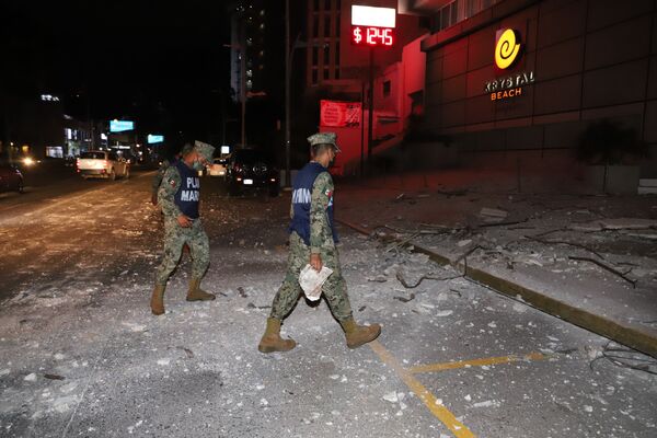 Mexican Marines walk on a street covered in debris after the strong earthquake in Acapulco, Mexico, on 7 September 2021. - Sputnik International