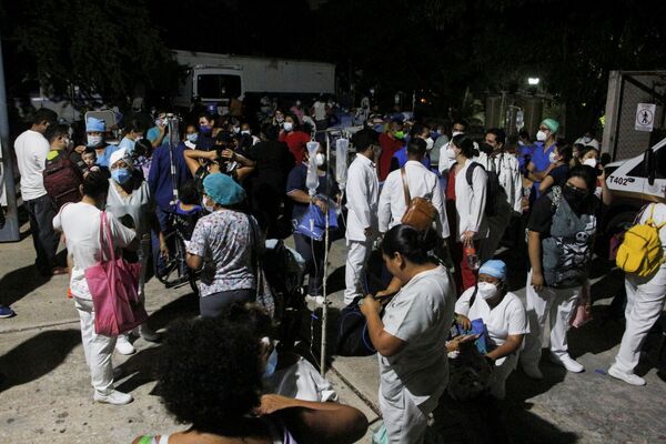 Doctors and patients are seen after being evacuated from the General Hospital following the quake in Acapulco, Mexico, on 7 September 2021. - Sputnik International