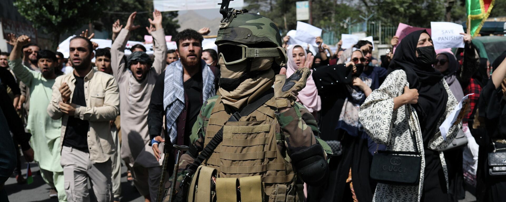 Taliban soldier in combat gear stands amid the protesters during the anti-Pakistan protest in Kabul, Afghanistan, September 7, 2021. - Sputnik International, 1920, 08.09.2021