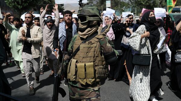 Taliban soldier in combat gear stands amid the protesters during the anti-Pakistan protest in Kabul, Afghanistan, September 7, 2021. - Sputnik International