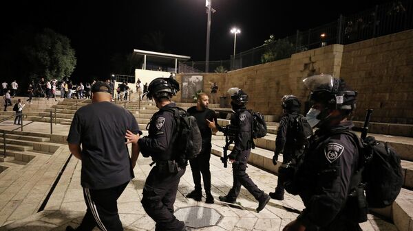 Israeli security force members move protesters during a demonstration to show solidarity with Palestinian prisoners in Israeli jails, after six Palestinian militants broke out of a maximum security Israeli prison this week, near Damascus Gate just outside Jerusalem's Old City September 8, 2021. - Sputnik International