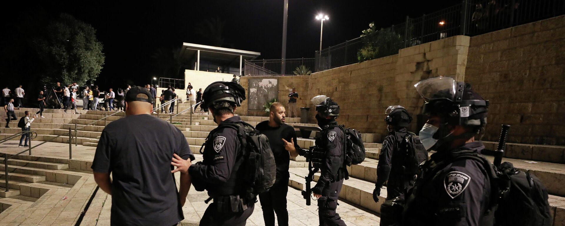 Israeli security force members move protesters during a demonstration to show solidarity with Palestinian prisoners in Israeli jails, after six Palestinian militants broke out of a maximum security Israeli prison this week, near Damascus Gate just outside Jerusalem's Old City September 8, 2021. - Sputnik International, 1920, 08.09.2021
