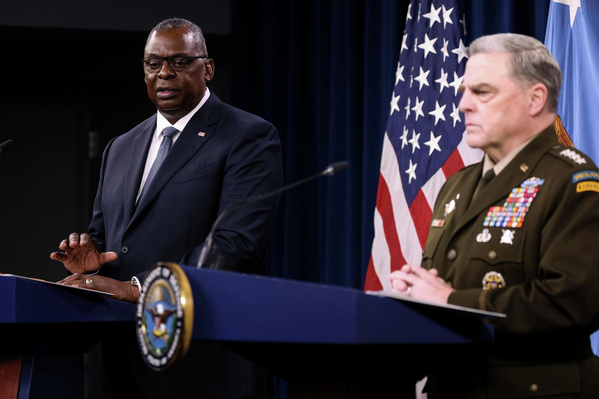 U.S. Defense Secretary Lloyd Austin and Joint Chiefs Chairman U.S. Army General Mark Milley discuss the end of the military mission in Afghanistan during a news conference at the Pentagon in Washington, U.S., September 1, 2021. - Sputnik International, 1920, 09.09.2021