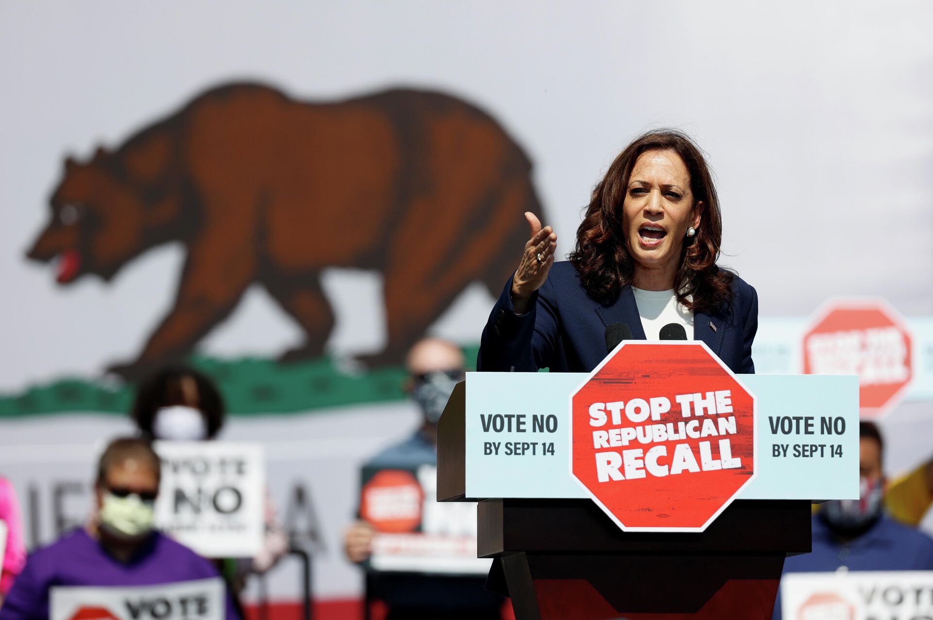 U.S. Vice President Kamala Harris speaks during an appearance with California Governor Gavin Newsom, who is facing a Republican-led recall election in September, in San Leandro, California, U.S., September 8, 2021 - Sputnik International, 1920, 14.09.2021