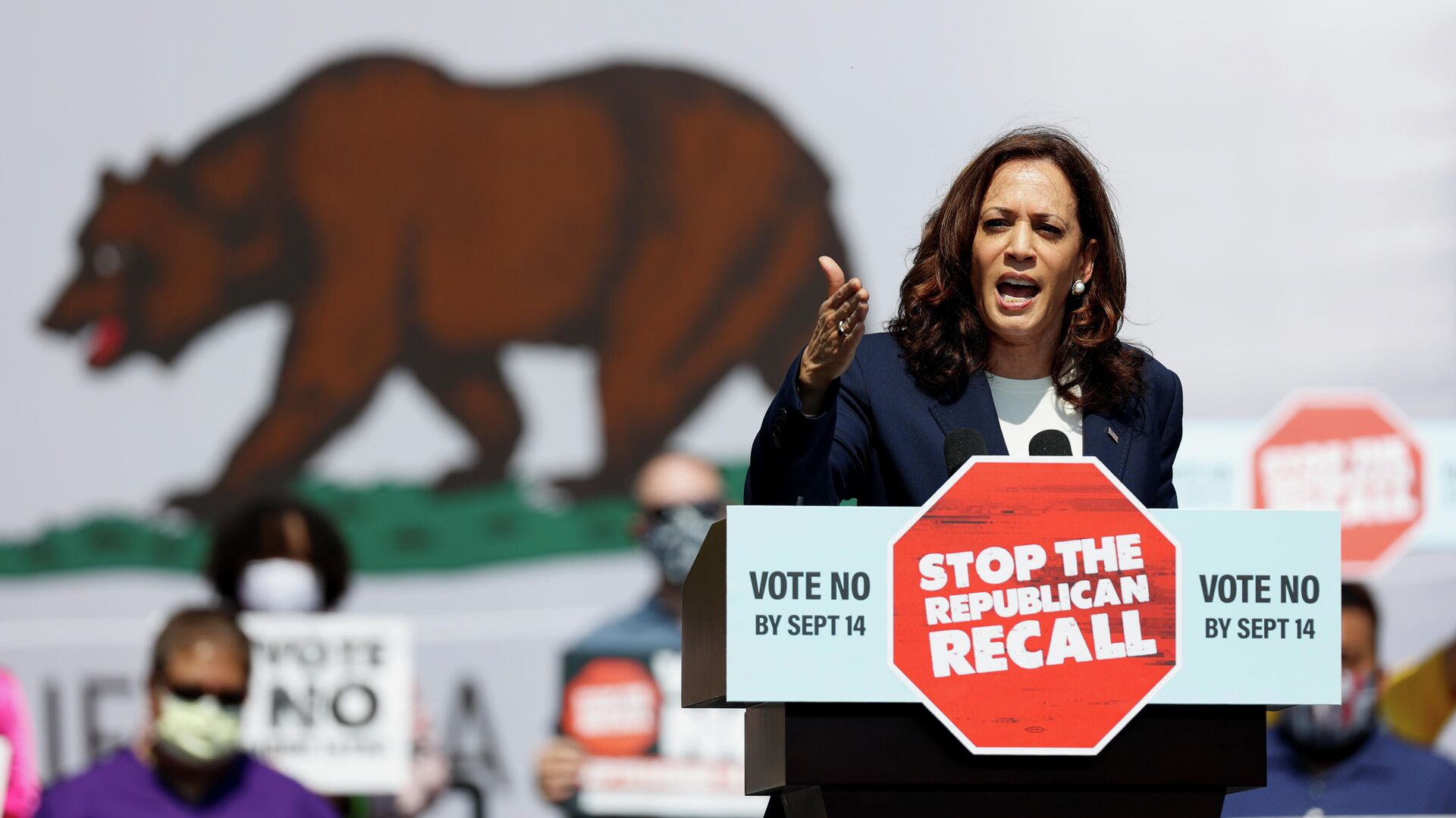 U.S. Vice President Kamala Harris speaks during an appearance with California Governor Gavin Newsom, who is facing a Republican-led recall election in September, in San Leandro, California, U.S., September 8, 2021 - Sputnik International, 1920, 09.09.2021