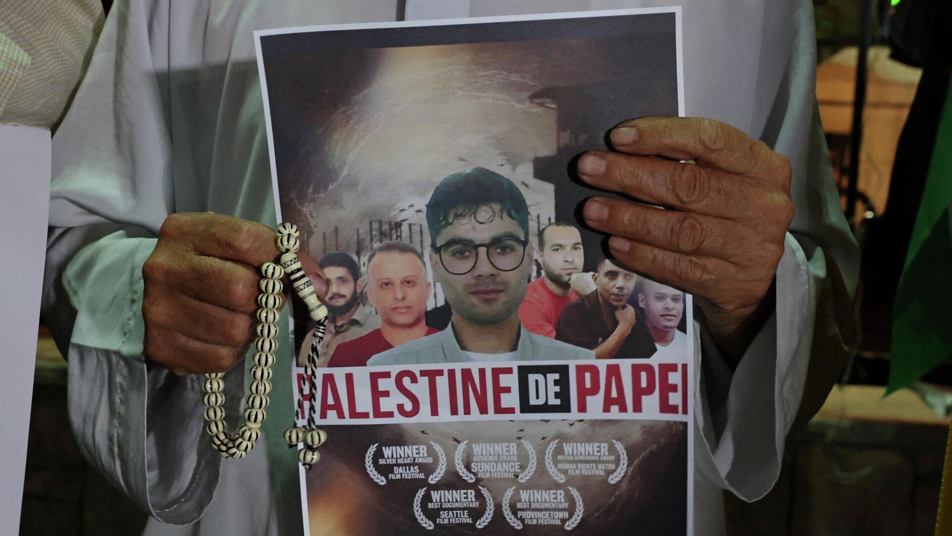 A man holds a poster depicting the Palestinian fugitives who broke out of a high-security jail, during a rally in the West bank town of Hebron on September 8, 2021 - Sputnik International, 1920, 09.09.2021