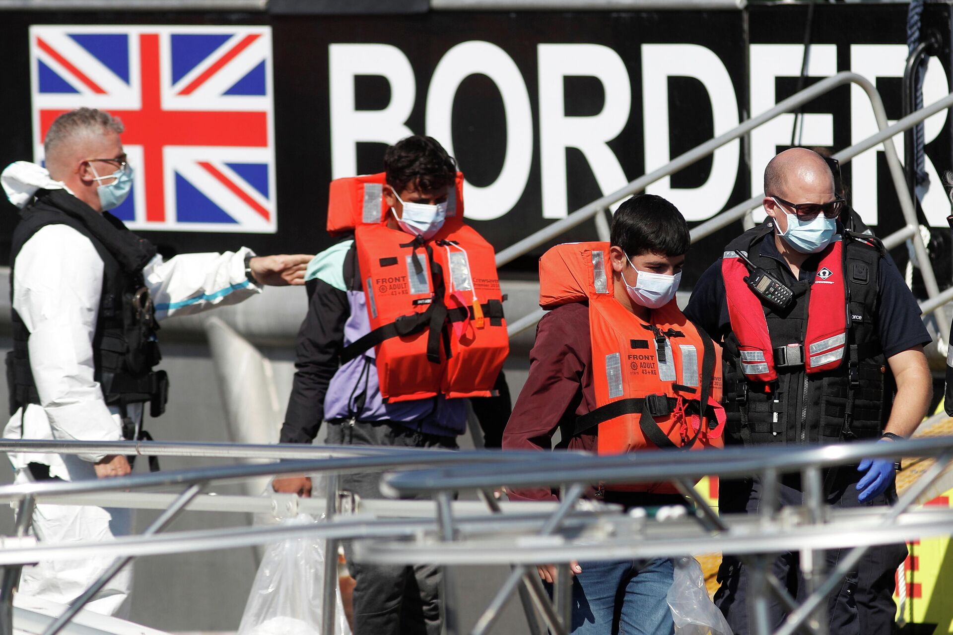 Migrants rescued from the English Channel are brought into Dover on the Border Force Catamaran Rescue Boat, BF Hurricane, Britain, September 8, 2021 - Sputnik International, 1920, 09.09.2021