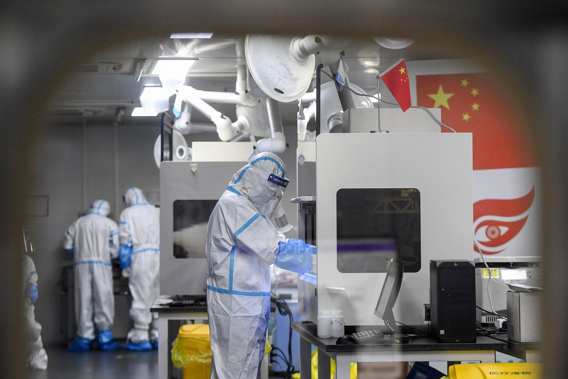 Laboratory technicians wearing personal protective equipment (PPE) work on samples to be tested for the Covid-19 coronavirus at the Fire Eye laboratory, a Covid-19 testing facility, in Wuhan in China's central Hubei province early on August 5, 2021 - Sputnik International, 1920, 10.09.2021