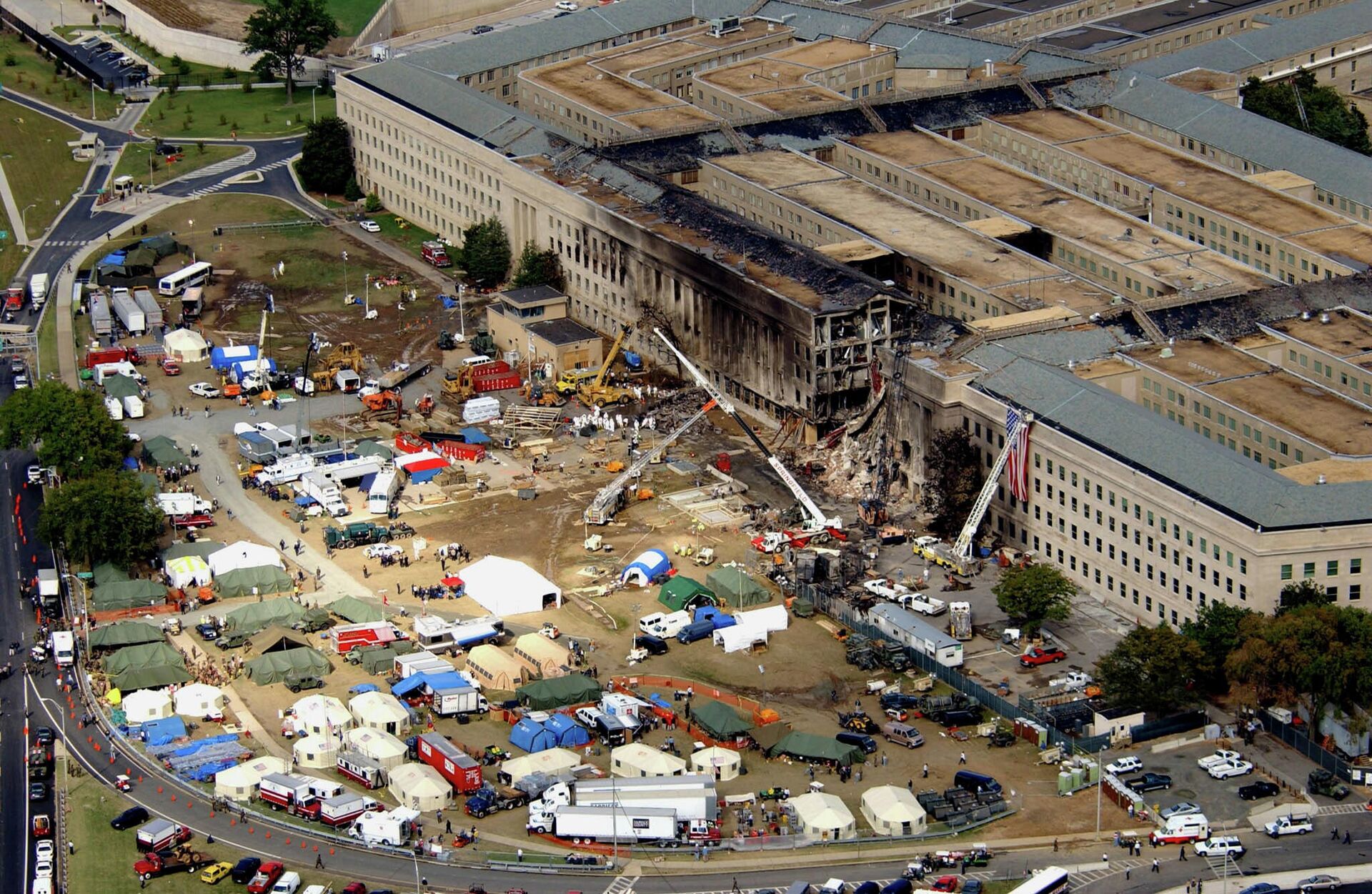  FBI agents, fire fighters, rescue workers and engineers work at the Pentagon crash site in Washington, U.S., September 14, 2001 - Sputnik International, 1920, 10.09.2021