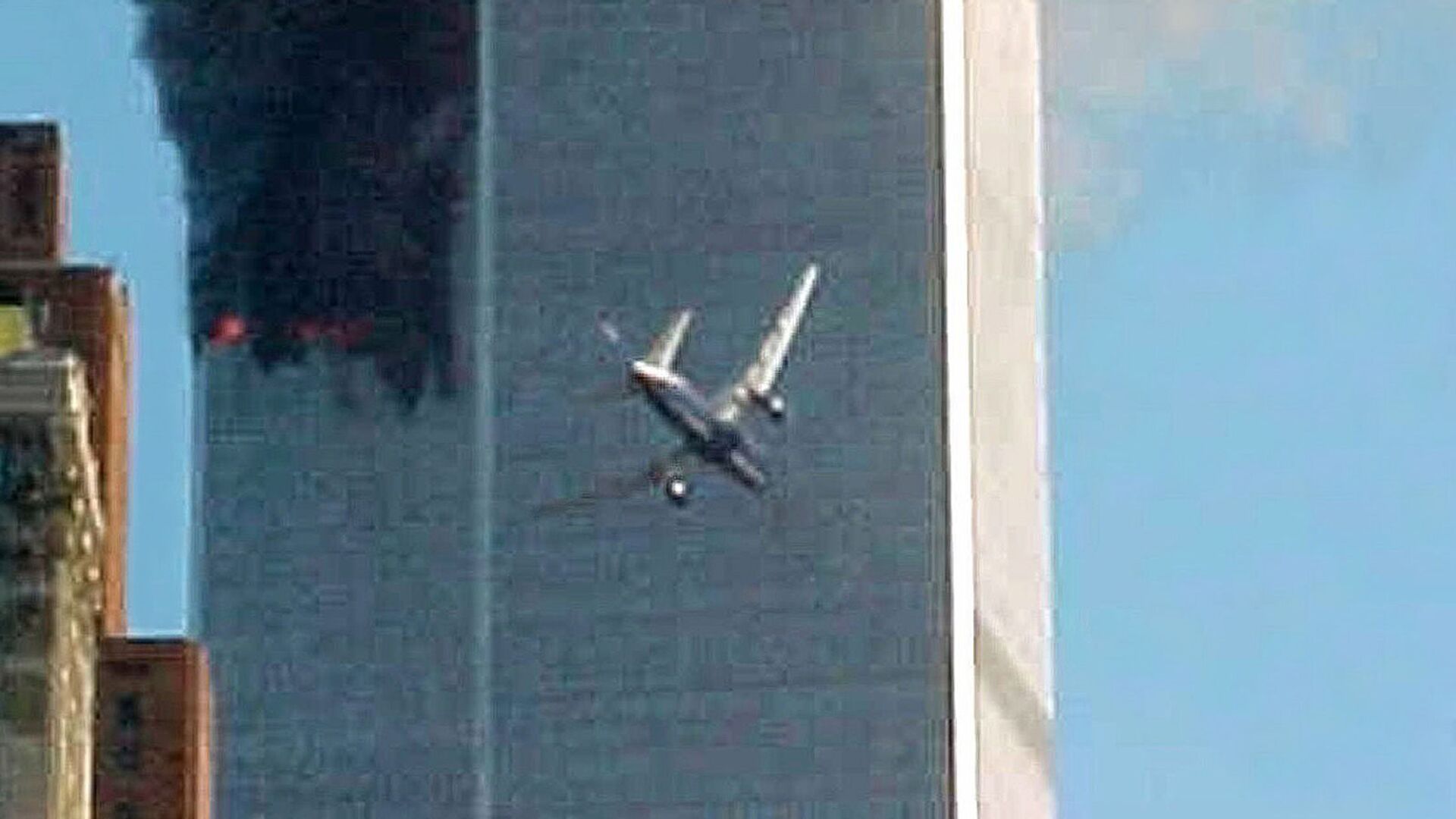 Момент столкновения самолета с одним из башен Всемирного торгового центра в Нью-Йорке   - Sputnik International, 1920, 28.04.2022