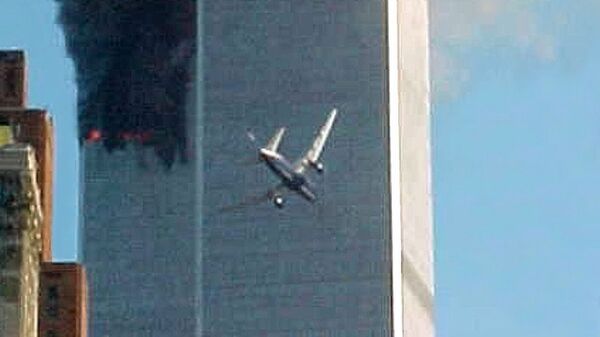 Момент столкновения самолета с одним из башен Всемирного торгового центра в Нью-Йорке   - Sputnik International