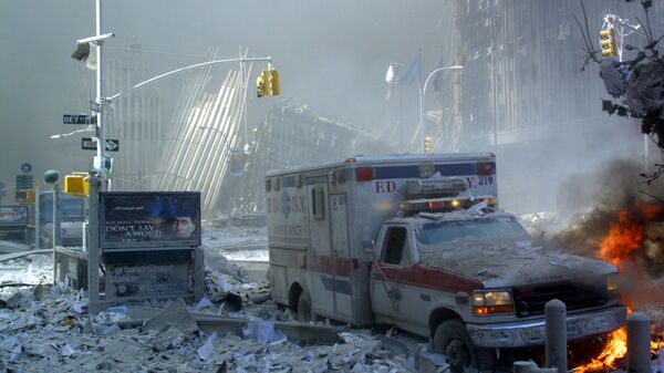 Поврежденный автомобиль скорой помощи и покрытая обломками улица после обрушения первого здания Всемирного торгового центра в Нью-Йорке - Sputnik International