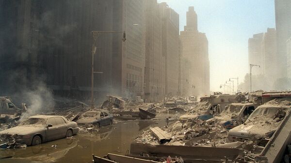 Обломки зданий и пепел на улице после теракта в Нью-Йорке  - Sputnik International