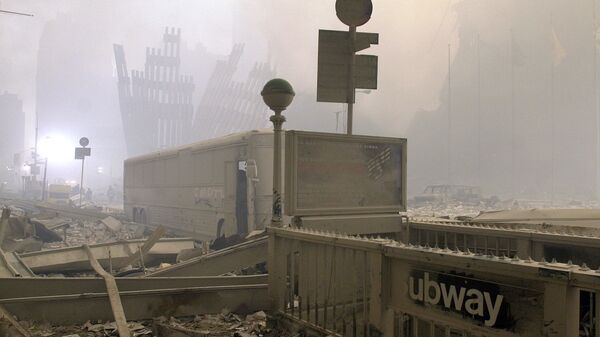 Разрушенные вход в метро и автобус у Всемирного торгового центра после теракта в Нью-Йорке - Sputnik International