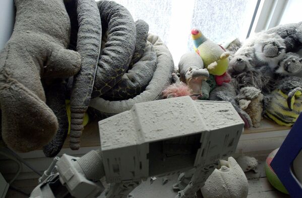 Dust and ash cover toys in a child&#x27;s bedroom in the apartment of Jerome and Joelle Bonnouvrier  at 47 West Street, near the World Trade Center site on Wednesday, 19 September 2001. - Sputnik International