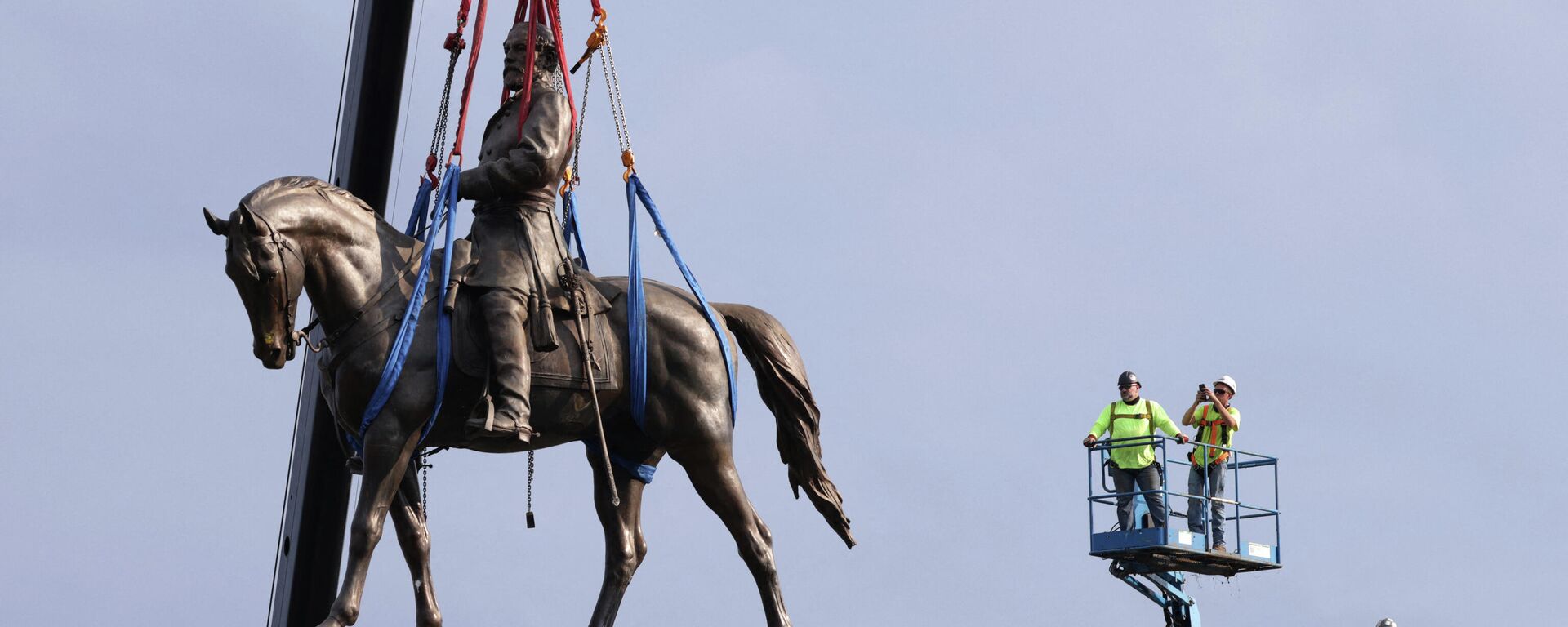The statue of Robert E. Lee is lowered from its pedestal at Robert E. Lee Memorial during a removal September 8, 2021 in Richmond, Virginia - Sputnik International, 1920, 09.09.2021