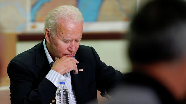 U.S. President Joe Biden looks down during a briefing by local leaders on the impact of the remnants of Tropical Storm Ida at Somerset County Emergency Management Training Center in Hillsborough Township, New Jersey, U.S., September 7, 2021. REUTERS/Elizabeth Frantz - Sputnik International