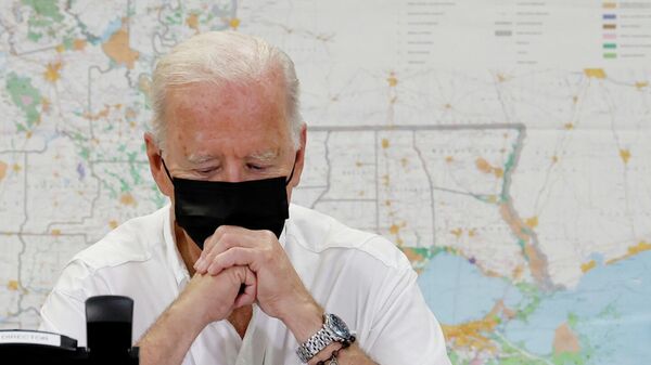 U.S. President Joe Biden looks on as he receives a briefing from local leaders on the impacts of Hurricane Ida at the St. John Parish's Emergency Operations Center in LaPlace, Louisiana, U.S. September 3, 2021. REUTERS/Jonathan Ernst - Sputnik International