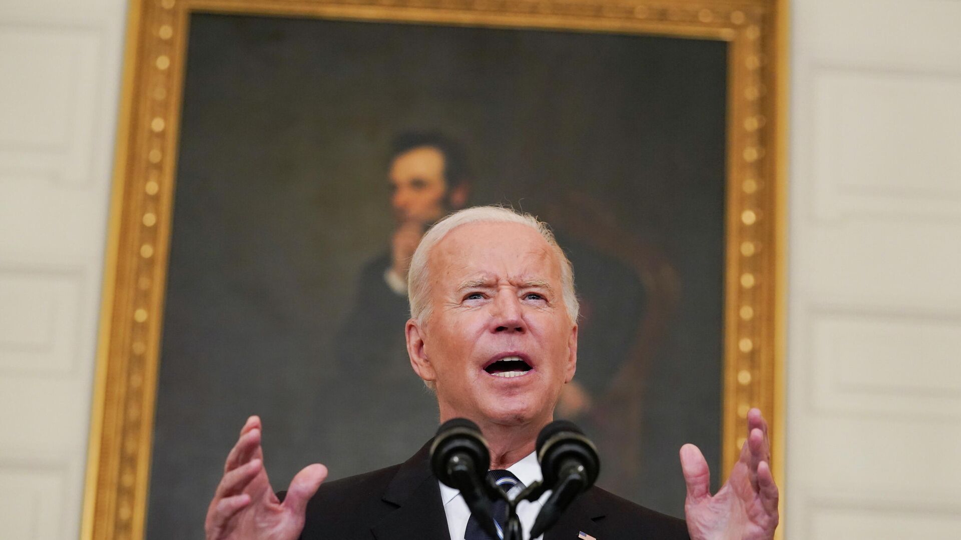 U.S. President Joe Biden delivers remarks on the Delta variant and his administration's efforts to increase vaccinations, from the State Dining Room of the White House in Washington, U.S., September 9, 2021. - Sputnik International, 1920, 09.09.2021