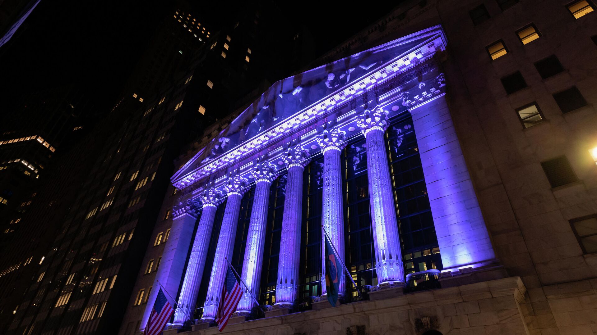 The New York Stock Exchange is lit up in purple to celebrate the launch of the International Paralympic Committee’s WeThe15 campaign on August 19, 2021 in New York City. - Sputnik International, 1920, 09.09.2021