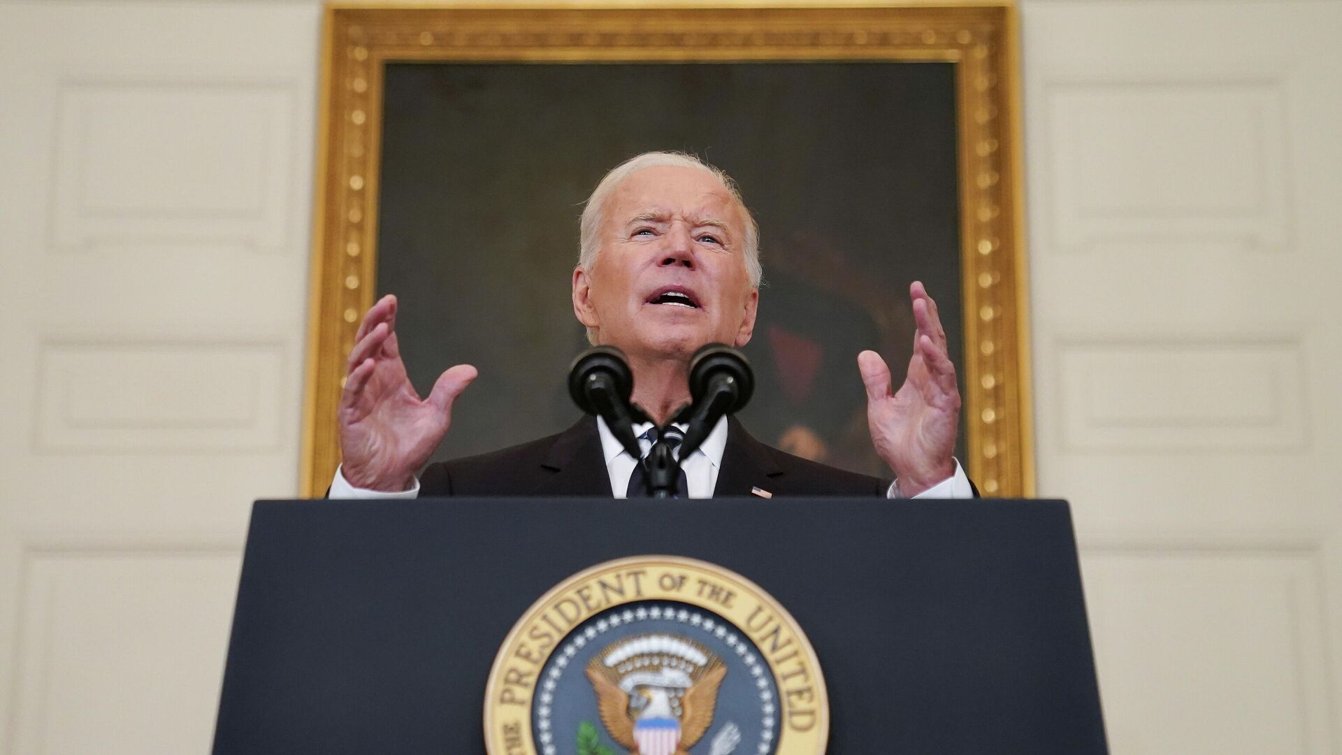 U.S. President Joe Biden delivers remarks on the Delta variant and his administration's efforts to increase vaccinations, from the State Dining Room of the White House in Washington, U.S., September 9, 2021. - Sputnik International, 1920, 10.09.2021